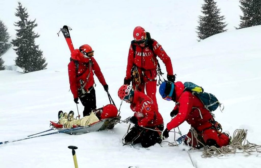 6 ucraineni au trecut frontiera şi s-au pierdut în Munţii Maramureşului. Salvatorii: Risc de avalanşă. Unul a căzut într-o prăpastie