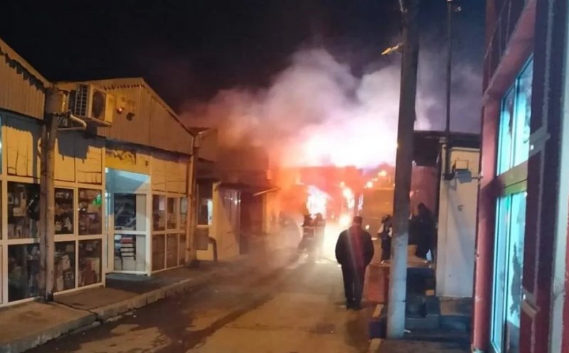 Incendiu în Piața Centrală din Turda! Ard mai multe gherete