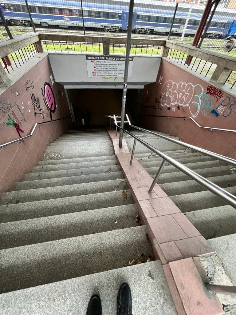 În sfârșit, CFR curăță jegul din pasajul de la gară