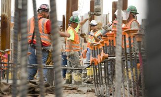 Salariul minim brut crește, de astăzi, în România. Minimul în construcții urcă la 4.000 de lei