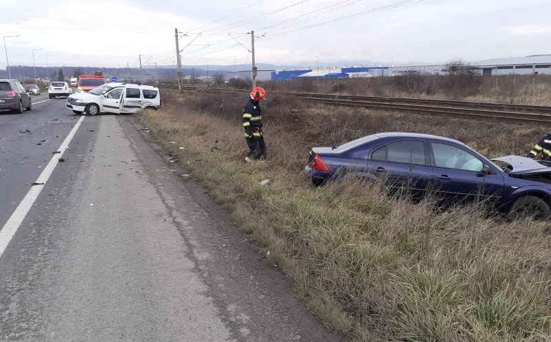 ACCIDENT în Cluj. O mașină a fost aruncată de pe drum/ Intervin echipaje de salvare