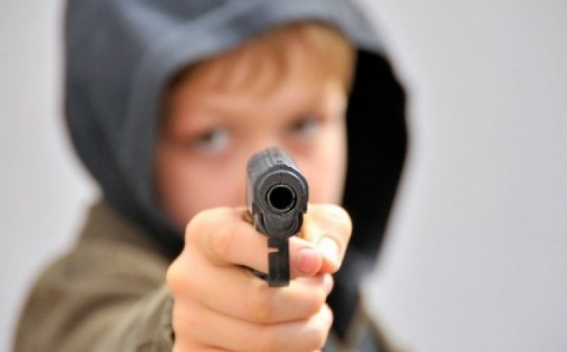 Părinți amendați după ce copilul lor a tras într-o mașină cu un pistol de jucărie