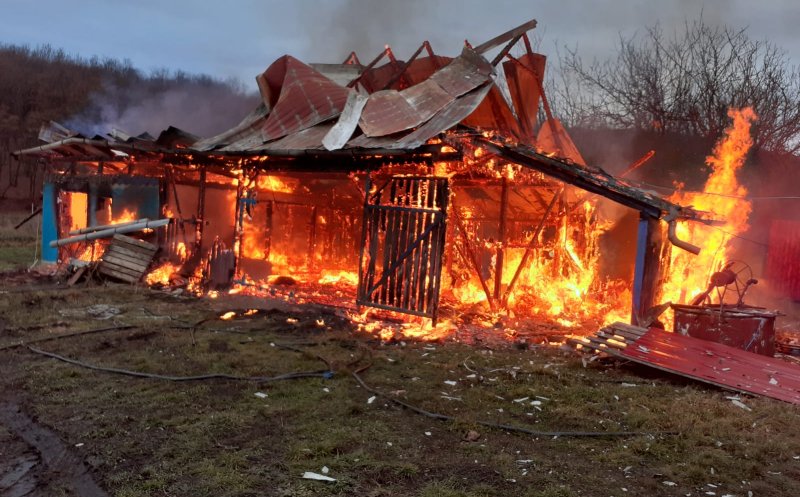 Incendiu la o casă din Cluj. Intervin pompierii