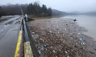 Gunoaie și lemne, în lacul de acumulare de la Gilău