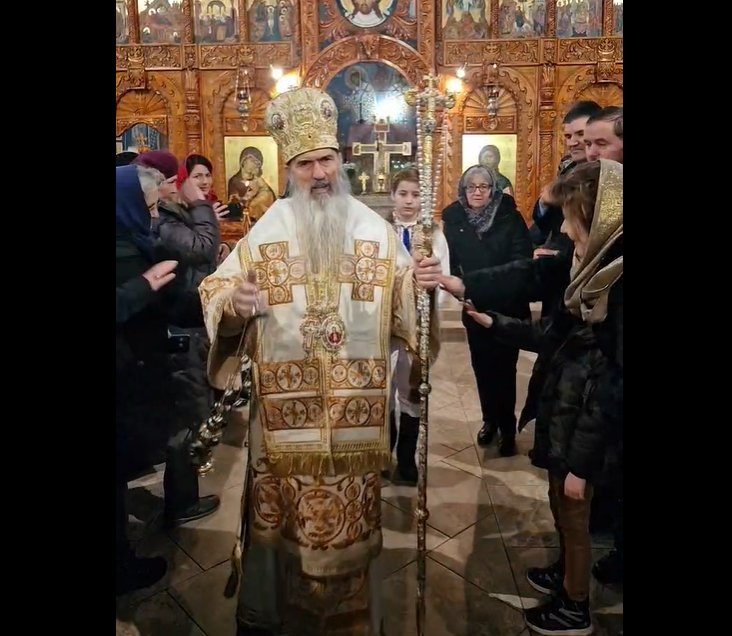 ÎPS Teodosie a ținut o slujbă la Cluj! Credincioșii s-au înghesuit să-l atingă