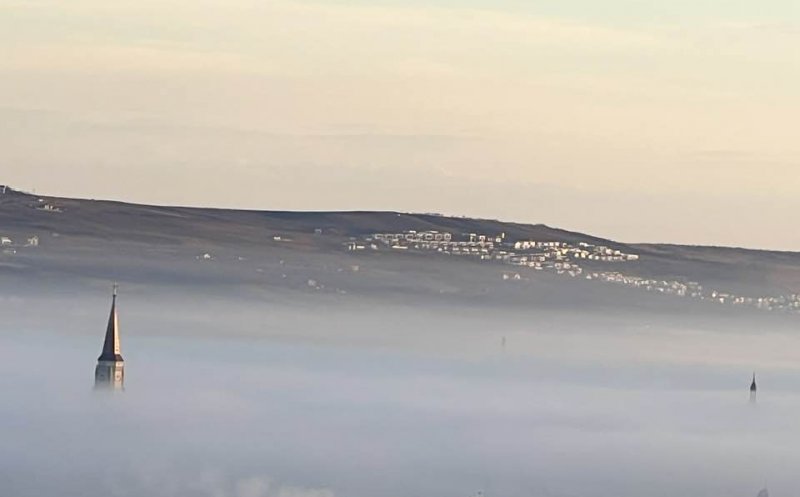 Imagini spectaculoase cu Clujul "scufundat" în ceață. Doar turla bisericii Sf. Mihail se mai zărește