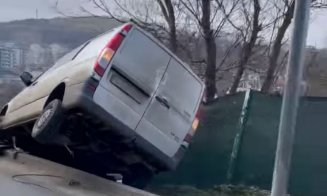 Accident pe drumul Sf. Ioan. O dubă s-a înfipt în parapet