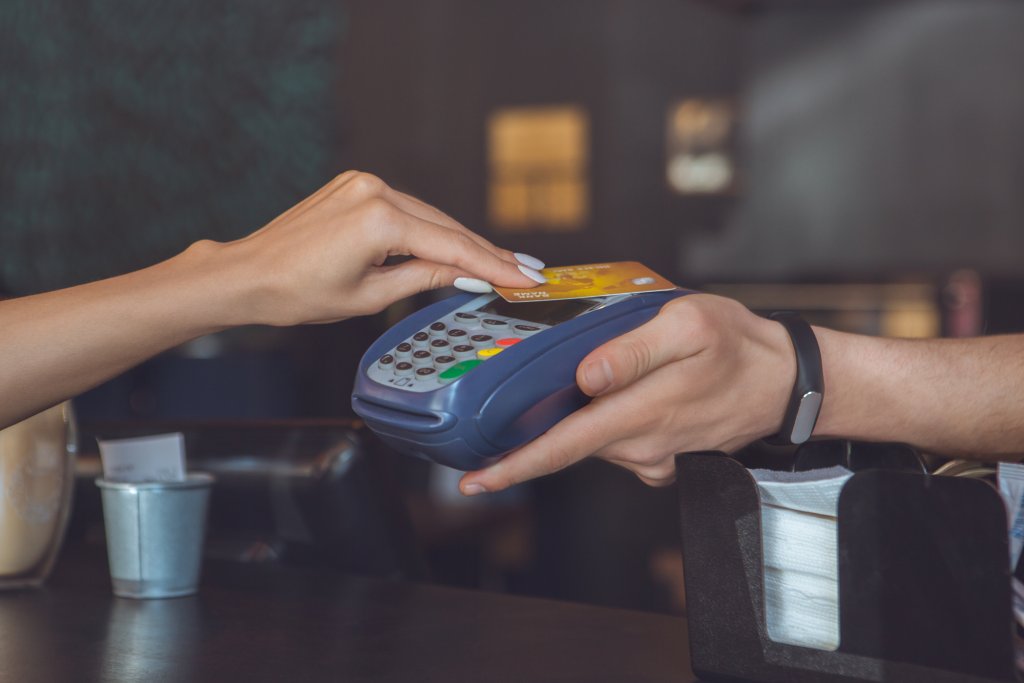 Plata cu cardul, tot mai cerută de comercianți. Solicitările pentru POS au crescut de șapte ori în ultimul an