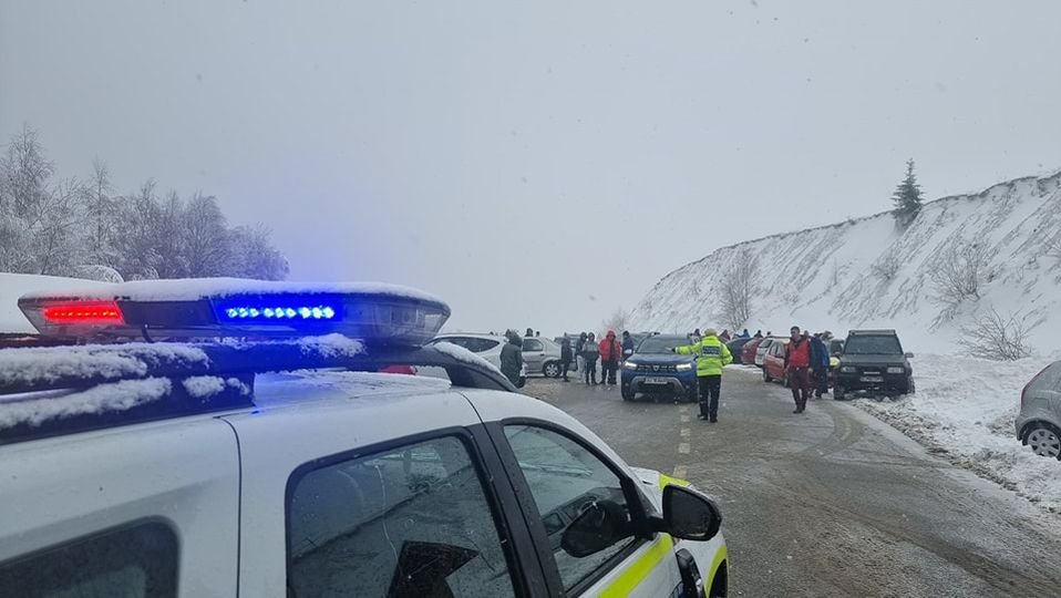 Atenție, dacă mergeți pe Transalpina! Accesul spre Rânca, permis numai cu lanțuri antiderapante. Excepție fac mașinile 4x4