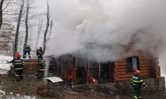 Casă cuprinsă de flăcări în Făget. Pompierii intervin cu trei autospeciale