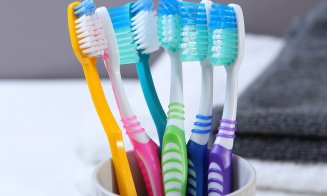 Periuţa ta de dinţi te poate îmbolnăvi? Câte bacterii conţine şi la cât timp trebuie schimbată