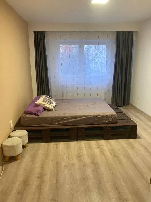 Pat „new age” la Cluj. Tu ai da 470 de euro să dormi pe paleți?