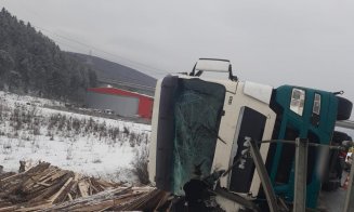 Camion RĂSTURNAT la coborâre de pe Autostrada Transilvania