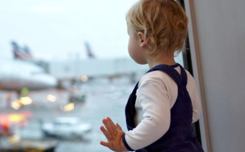 Şi-au abandonat bebeluşul pe banda rulantă din aeroport după ce li s-a comunicat că trebuie să îi cumpere şi lui bilet