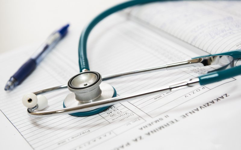 Halucinant! Aproape 100 de medici au sărit în apărarea doctoriței din Suceava care lua șpagă