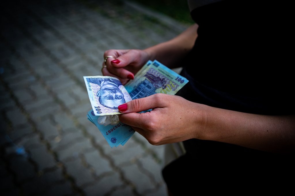 Oameni escrocați de o angajată Provident care le-a luat banii de rate. Femeia a fost condamnată cu suspendare