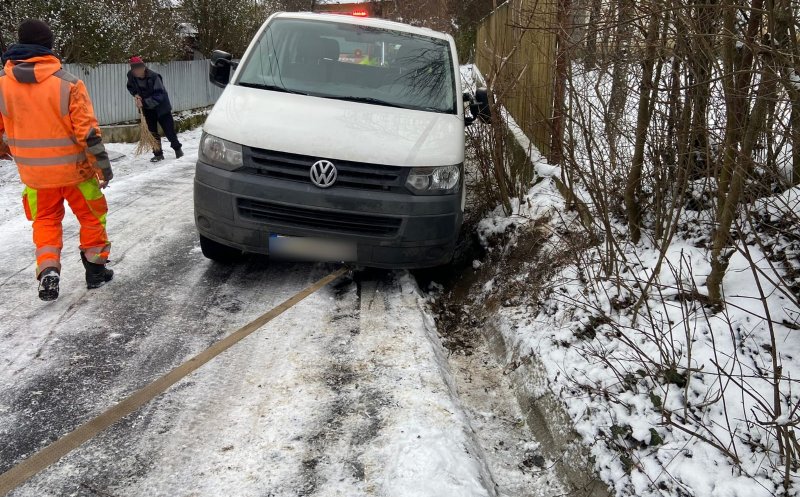 ACCIDENT teribil la Cluj. O autoutilitară a alunecat peste un tânăr și i-a STRIVIT un picior