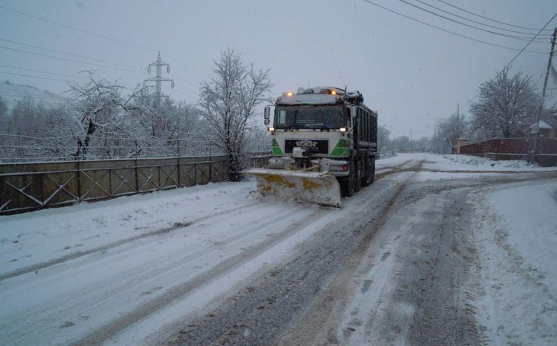 Șoferi, aveți grijă! Se circulă greu pe străzile din Cluj! Pe Autostrada Transilvania intervin utilajele de deszăpezire
