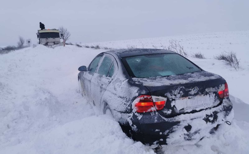 Mămică cu trei copii mici în mașină, rămasă blocată în zăpadă! Polițiștii clujeni au tractat-o cinci ore