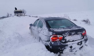 Mămică cu trei copii mici în mașină, rămasă blocată în zăpadă! Polițiștii clujeni au tractat-o cinci ore