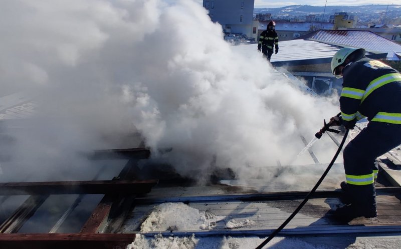 INCENDIU pe terasa unui bloc din centrul Clujului