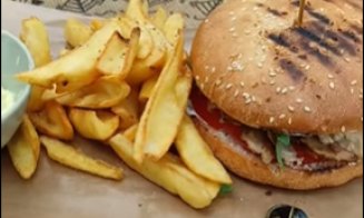Burger usturător la preț în Cluj. Turist: „Cică Mamaia e scumpă”