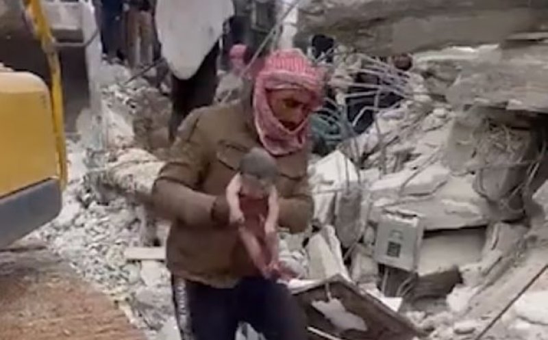 VIDEO emoționant. O femeie a murit după ce a născut în Siria sub dărâmături. Bebelușul a fost salvat