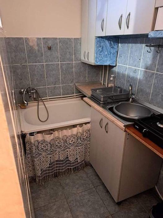 Clujul imobiliar: Baia şi bucătăria, 2 în 1, la 500 de euro / "Mănânci o zamă de fasole, şi faci și jacuzzi :)))"