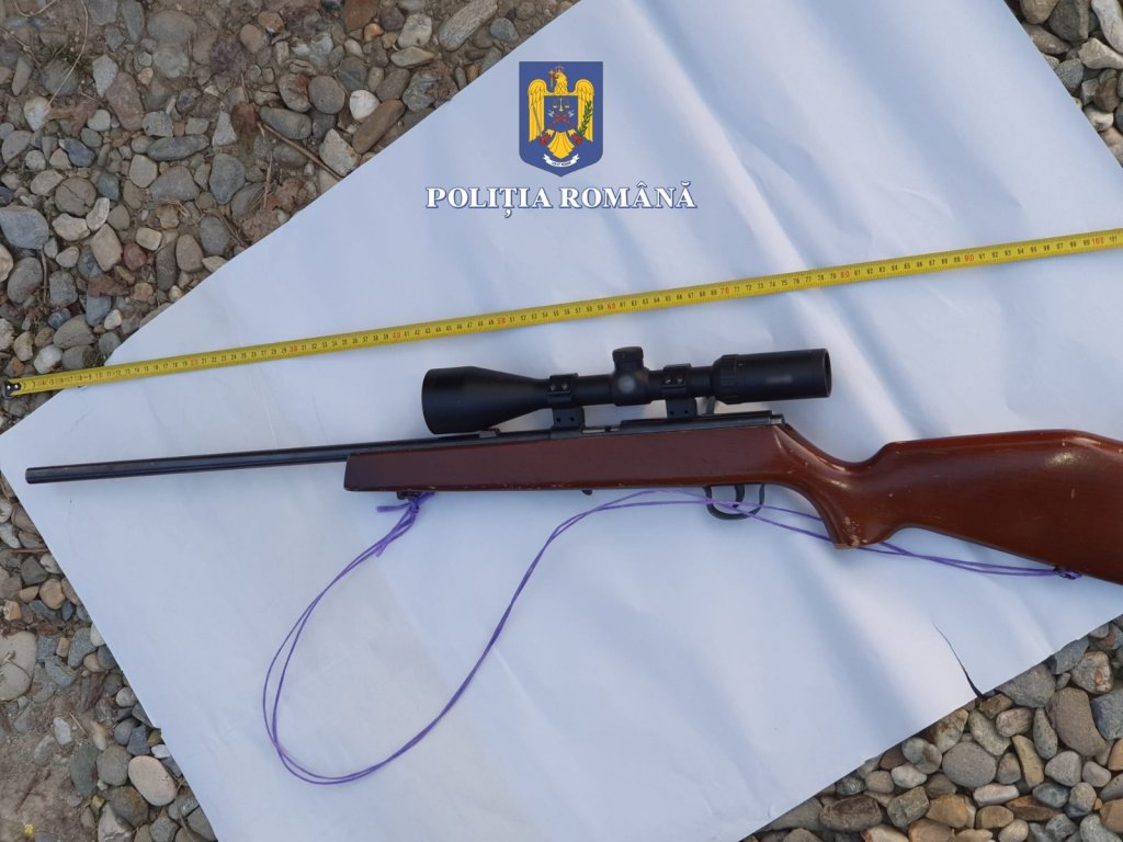 Nouă persoane reținute într-un dosar de braconaj. Au fost confiscate 13 arme