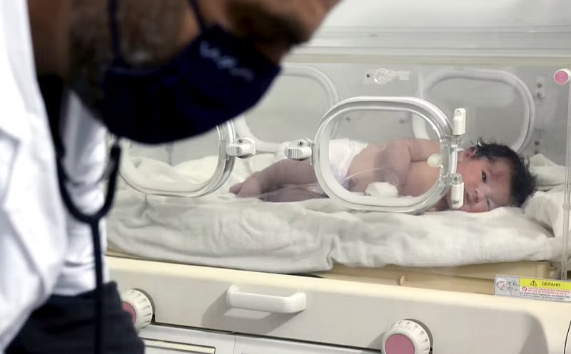 Aya, copila născută sub ruinele cutremurului din Turcia e sub paza poliției. Spitalul, luat cu asalt de oameni înarmați