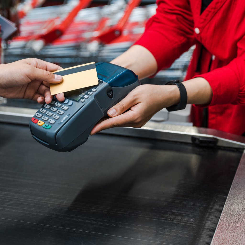 „Bancomat” direct la casa de la supermarket. Serviciul este disponibil și la Cluj. Câți bani pot scoate oamenii de pe card
