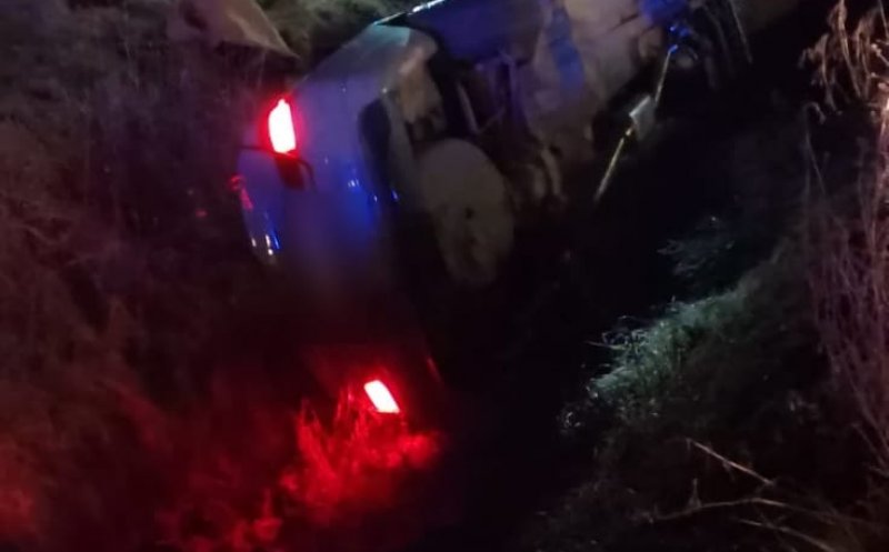 Doi tineri de 19 și 20 de ani au plonjat cu mașina într-un șanț de 3 metri. A intervenit descarcerarea