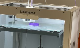 „Mâna de ajutor” pentru pacienții cu brațe amputate vine de la Cluj. UTCN creează la imprimante 3D, membre pentru oameni dar și Axul lui Thor, volane 