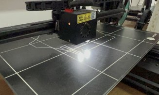 „Mâna de ajutor” pentru pacienții cu brațe amputate vine de la Cluj. UTCN creează la imprimante 3D, membre pentru oameni dar și Axul lui Thor, volane 