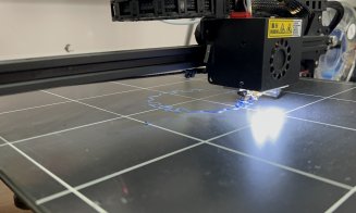 „Mâna de ajutor” pentru pacienții cu brațe amputate vine de la Cluj. UTCN creează la imprimante 3D, membre pentru oameni dar și Axul lui Thor, volane 