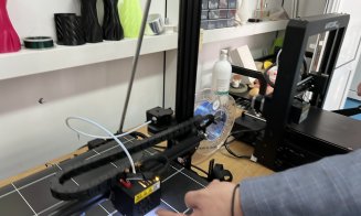 „Mâna de ajutor” pentru pacienții cu brațe amputate vine de la Cluj. UTCN creează la imprimante 3D, membre pentru oameni dar și Axul lui Thor, volane 