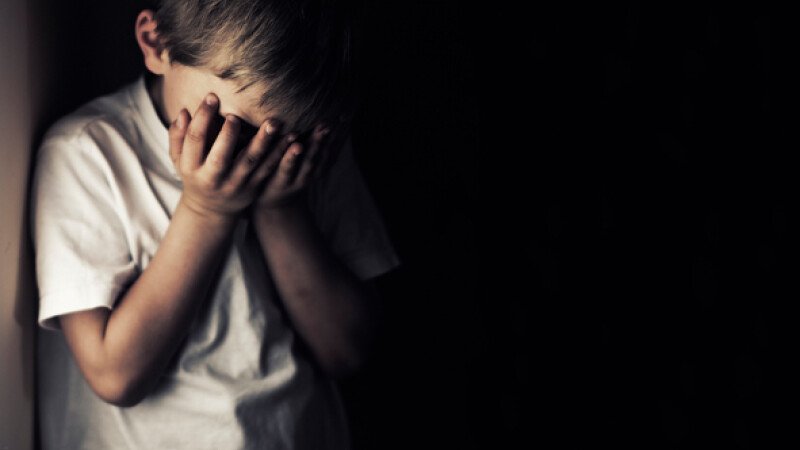 INCREDIBIL! Doi copii, agresați sexual și violați de un călugăr și un alt bărbat