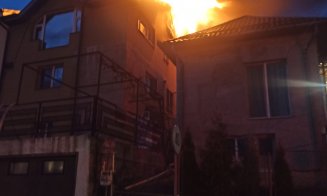 INCENDIU în Cluj-Napoca: Casă cu etaj, în flăcări. Focul s-a extins și la casa vecinilor / Cauza incendiului