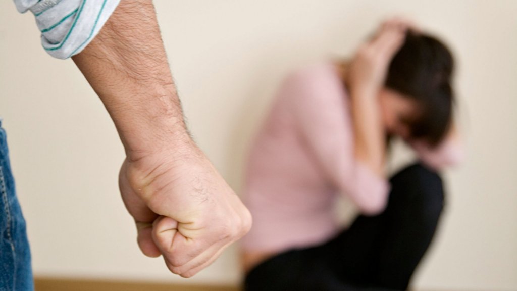 Femeile nu mai tac! Tot mai multe apeluri la linia telefonică pentru victimele violenței domestice
