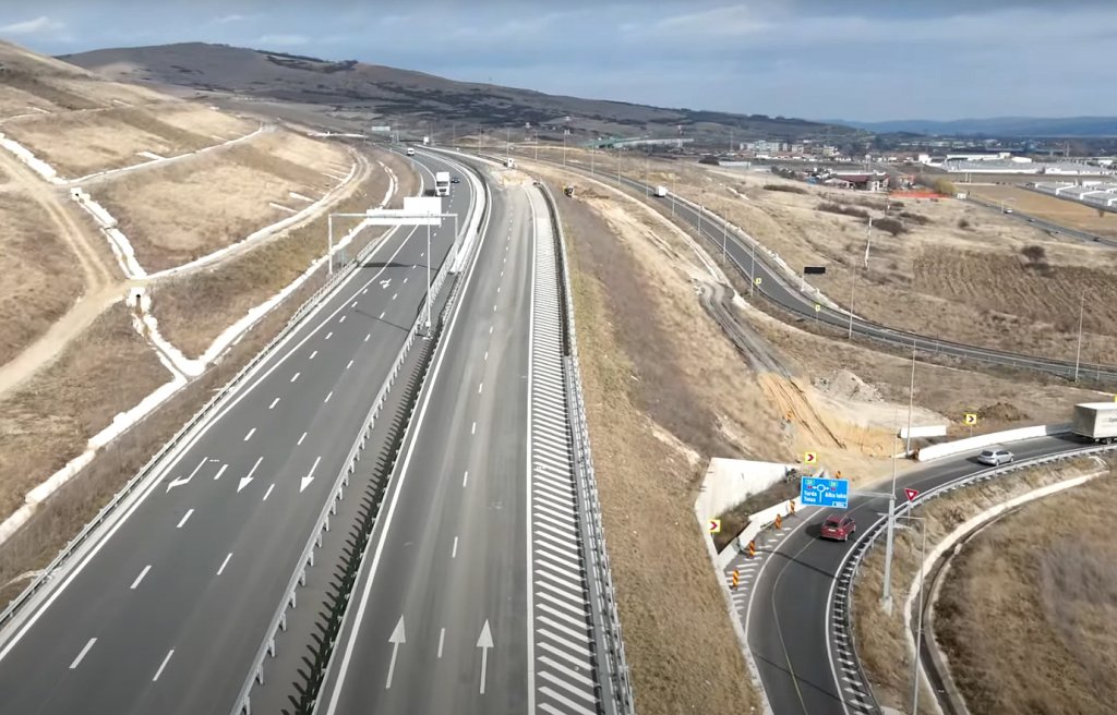 Autostrada A10 Sebeș - Turda:  RESTRICȚIILE de TRAFIC intră în prelungiri. S-a triplat perioada, dar se lucrează cu un singur utilaj