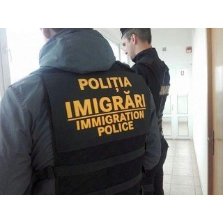 Tânăr din Sudan, escortat de polițiști la aeroport și scos din țară. Locuia ilegal în Cluj