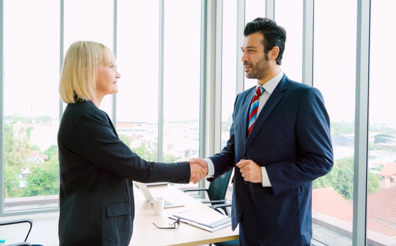 Vestul concediază în masă, dar firmele din România caută cu orice preț angajați. Salariul la vedere, noua modă