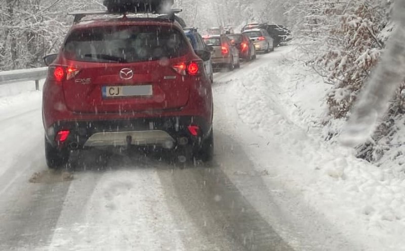 Ninge puternic la munte. Bară la bară pe drumul spre Buscat