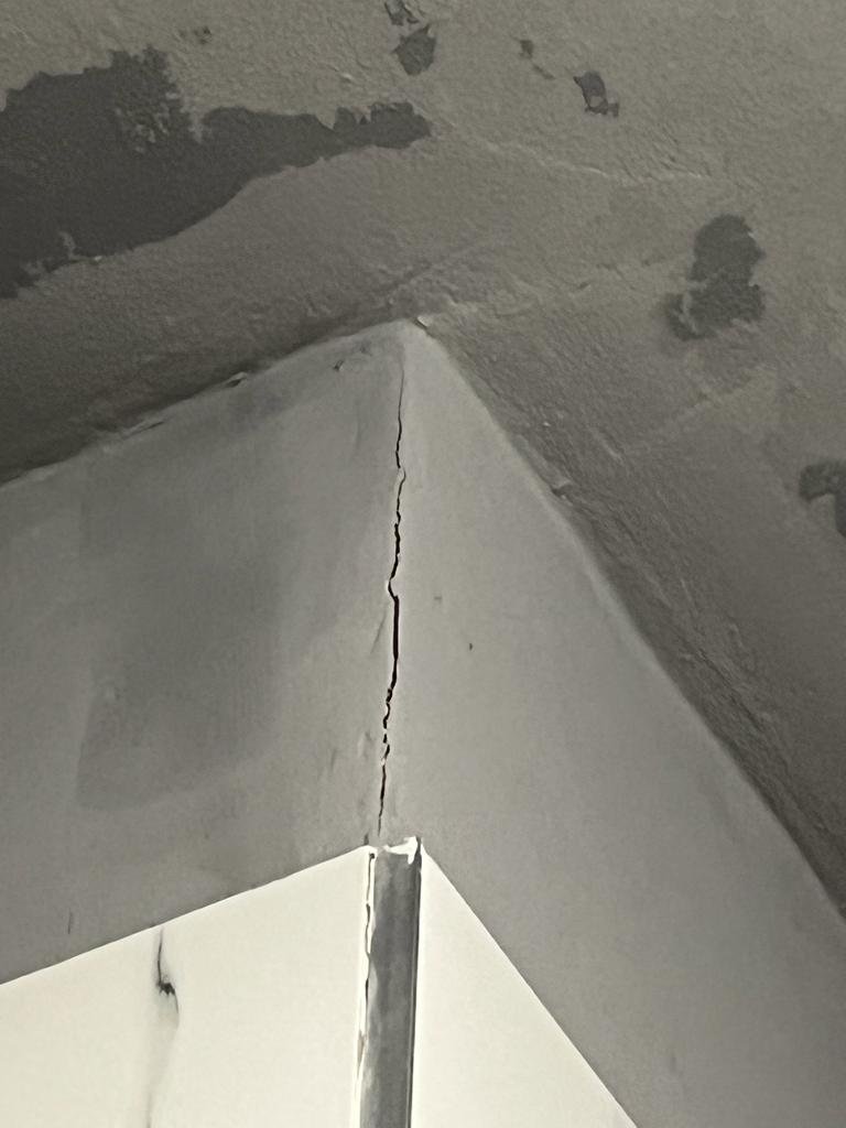 Un nou scandal imobiliar în Cluj: Bloc NOU, cu probleme la structura de rezistența și cu infiltrații. Firma dezvoltatoare, deținută de oameni de afaceri, avocați și politicieni, NU MAI  EXISTĂ