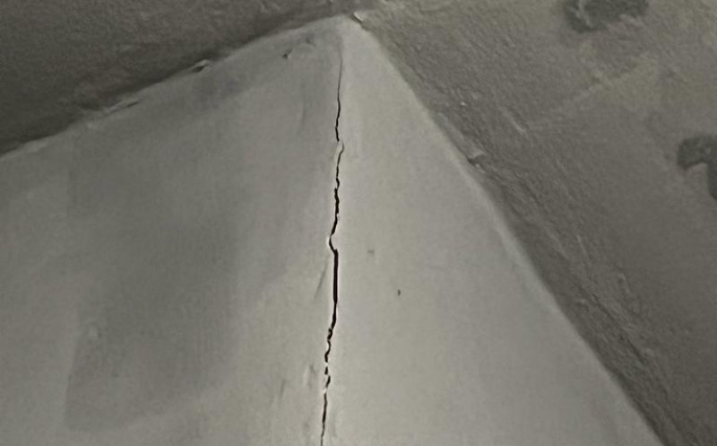 Un nou scandal imobiliar în Cluj: Bloc NOU, cu probleme la structura de rezistența și cu infiltrații. Firma dezvoltatoare, deținută de oameni de afaceri, avocați și politicieni, NU MAI EXISTĂ