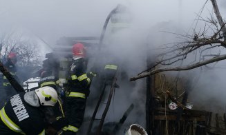 Casă din Cluj, cuprinsă de flăcări. Intervin pompierii și un echipaj SMURD/ Un bărbat, transportat la spital