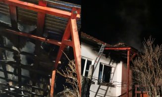 Incendiu cu două victime în județul Cluj. O femeie cu ARSURI GRAVE pe aproape tot corpul și un bărbat inconștient, transportați la spital