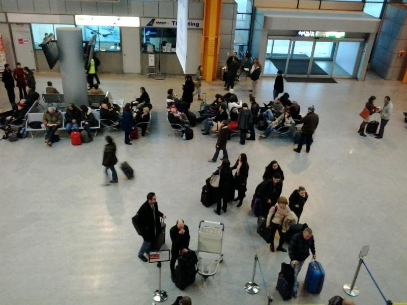 Incident neplăcut pe aeroportul din Cluj. Un bărbat a fost dat jos din avion și încătușat după ce a făcut scandal la bord