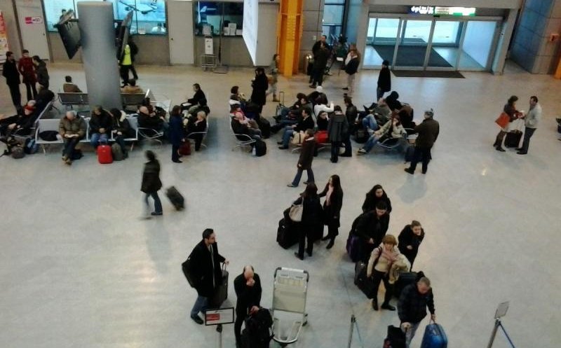 Incident neplăcut pe aeroportul din Cluj. Un bărbat a fost dat jos din avion și încătușat după ce a făcut scandal la bord