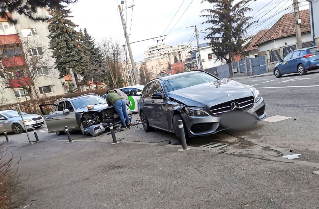 ACCIDENT în Cluj-Napoca între două "Merţane". Cu amiabila pe capota făcută praf